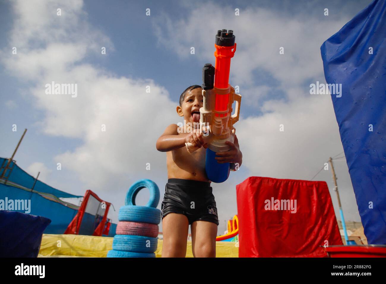 Città di Gaza, Palestina. 19th giugno, 2023. I bambini palestinesi possono divertirsi con i giochi d'acqua durante le vacanze estive a Gaza City, 19 giugno 2023. Il parco acquatico per bambini è stato aperto quest'estate per la prima volta a Gaza City. Foto di Habboub Ramez/ABACAPRESS.COM Credit: Abaca Press/Alamy Live News Foto Stock