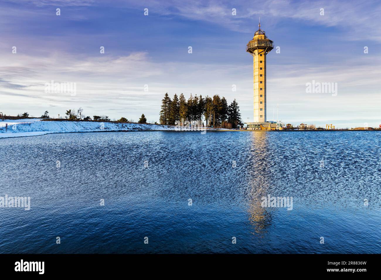 Lago di Ettelsberg con alta torre di brughiera, torre di osservazione in inverno, stagno di stoccaggio, Ettelsberg, Willingen, Upland, Montagne Rothaar, Sauerland, Assia Foto Stock