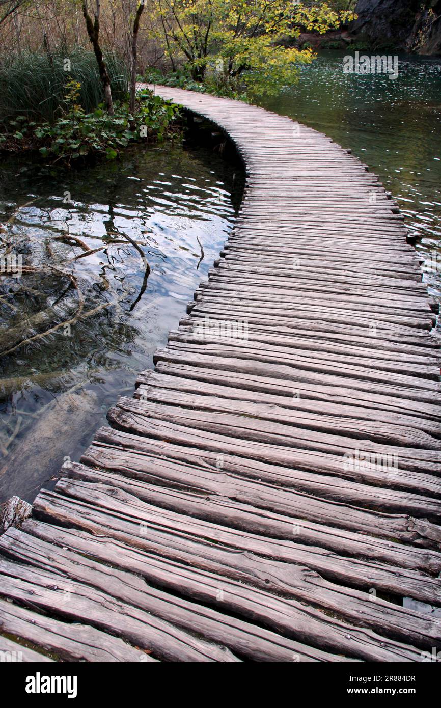 Passerelle conducono attraverso il Parco Nazionale dei Laghi di Plitvice, Croazia Foto Stock