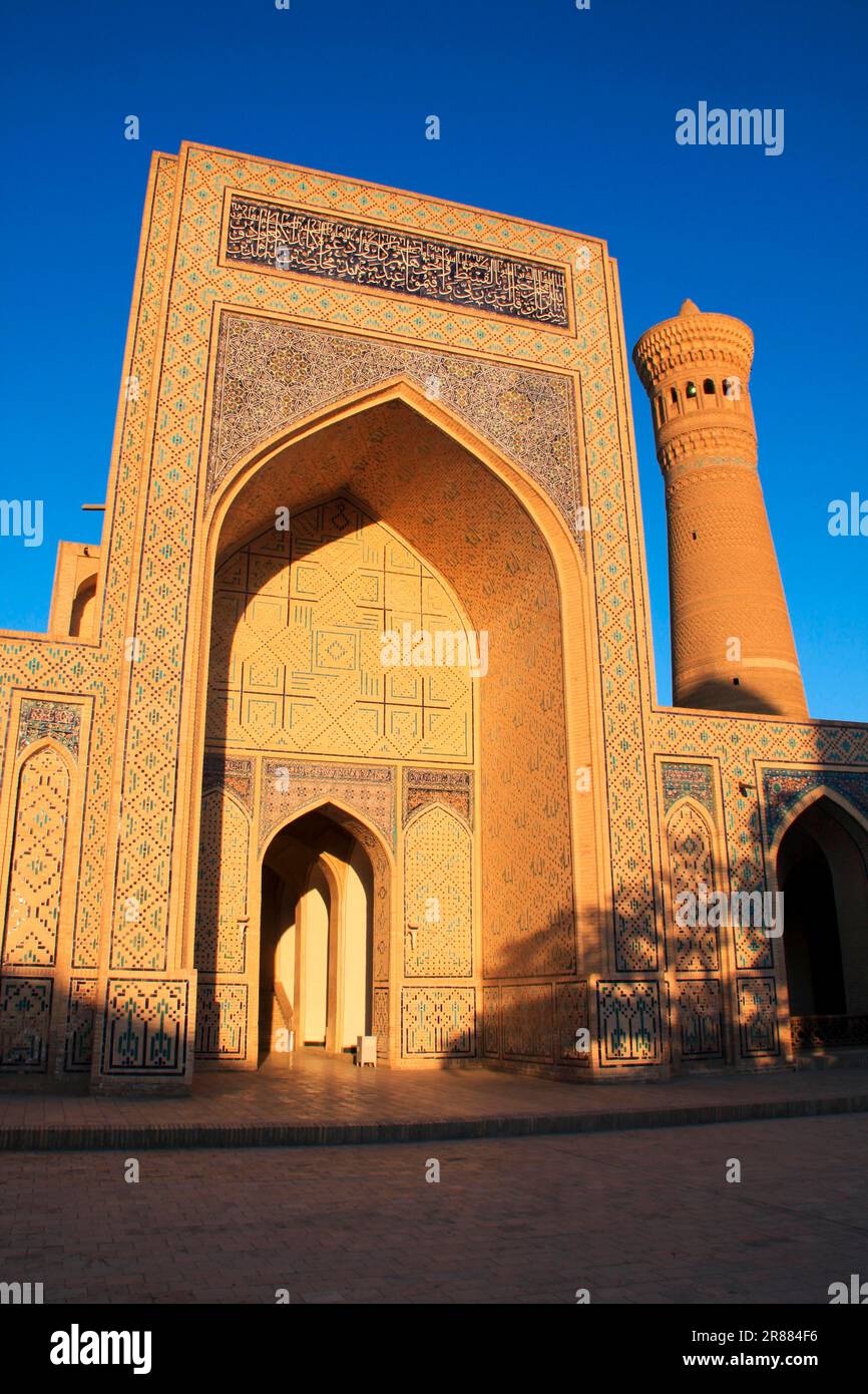 Vista dal cortile della moschea di Kalon al minareto alto 46m, Bukhara Uzbekistan Foto Stock