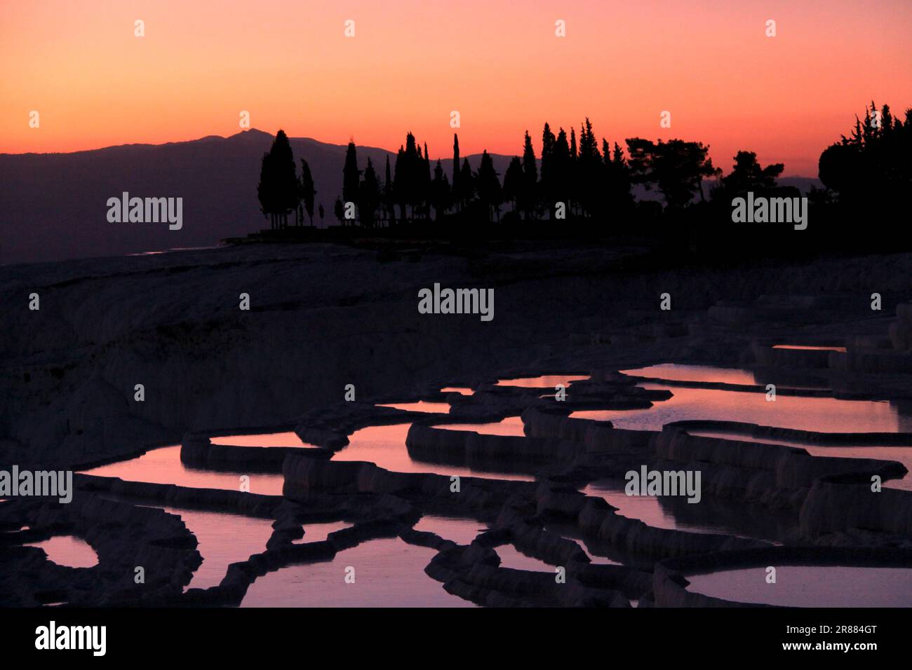 Poco dopo il tramonto presso le terrazze sinterizzato di Pamukkale Turchia Foto Stock