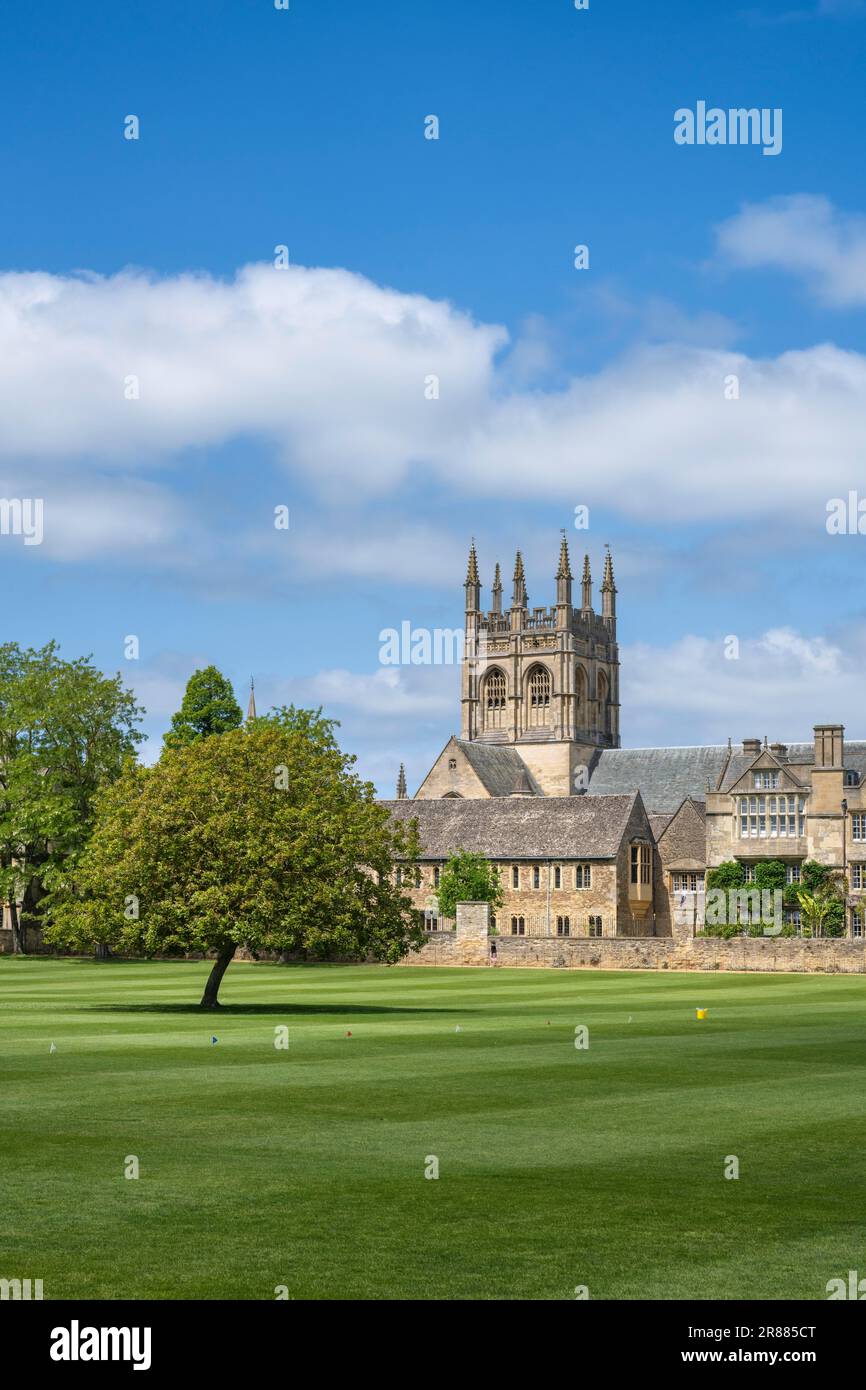 Vista sul campo da gioco in erba Merton Field fino al Merton College, Oxford, Oxfordshire Inghilterra, Regno Unito Foto Stock