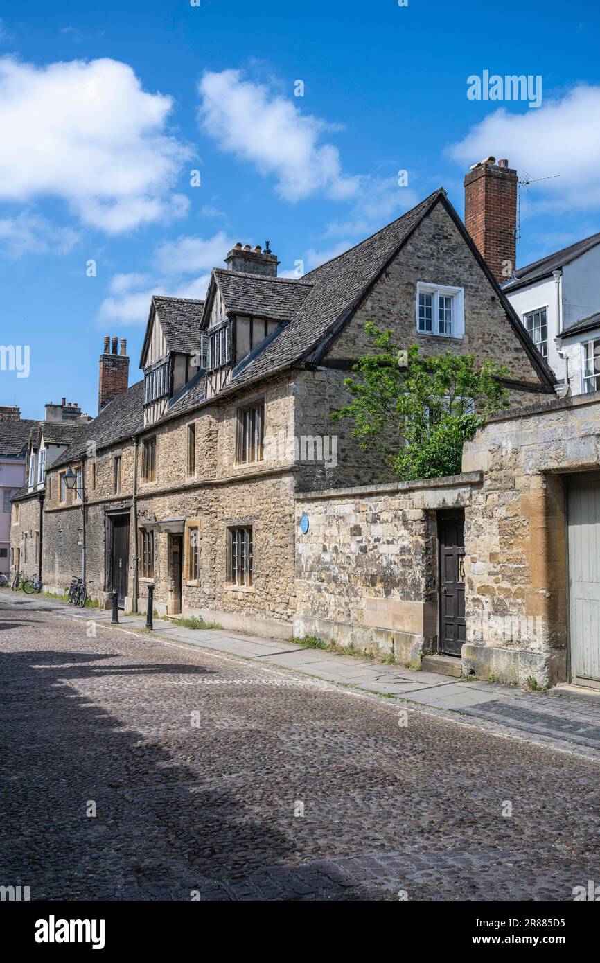 Merton Street con acciottolati e case storiche nel centro storico di Oxford, Oxfordshire Inghilterra, Regno Unito Foto Stock
