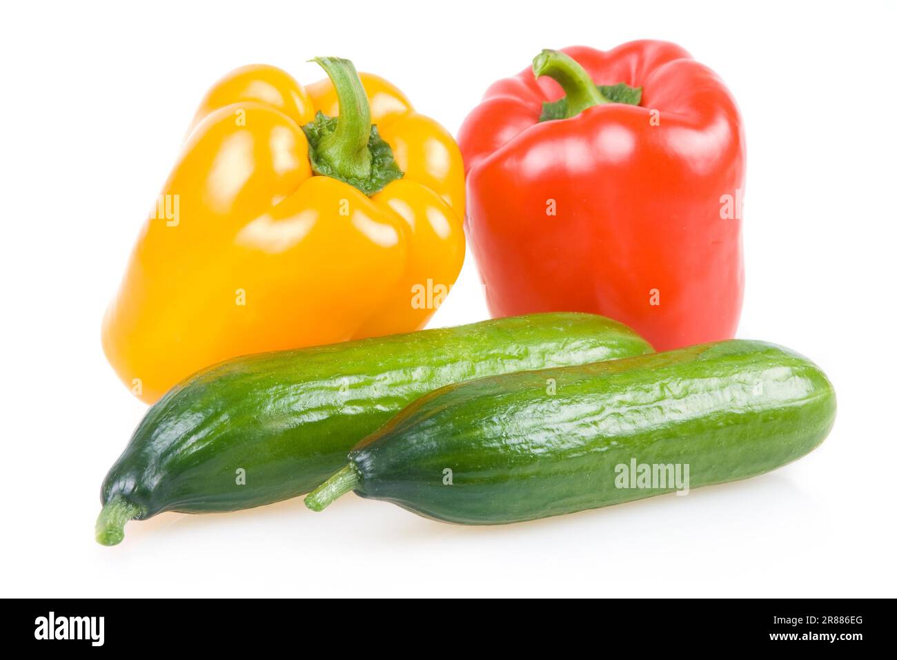 Verdure colorate di paprika e cetriolo isolate su sfondo bianco Foto Stock