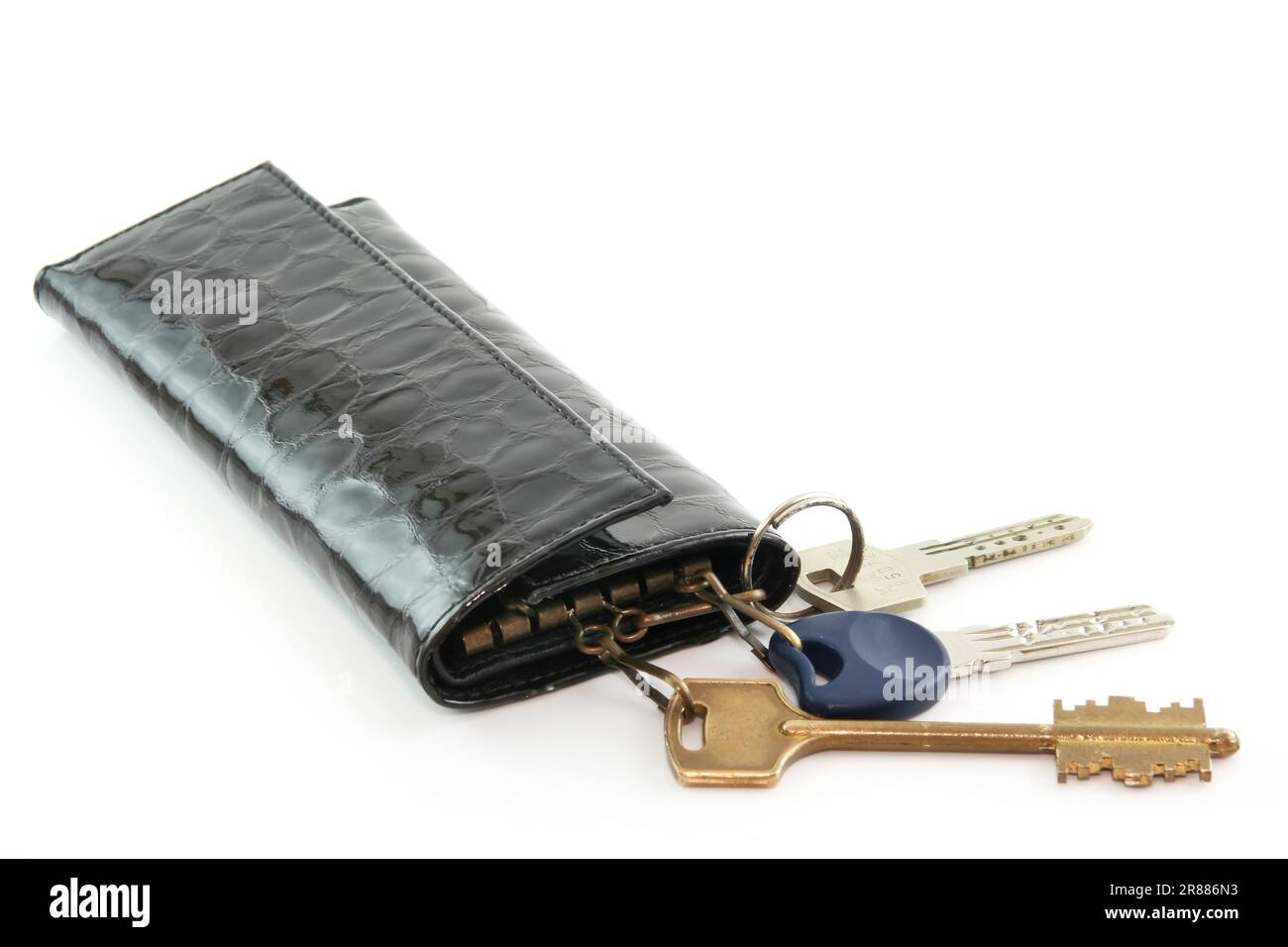 Borsetta in pelle nera per chiavi isolate su sfondo bianco Foto Stock