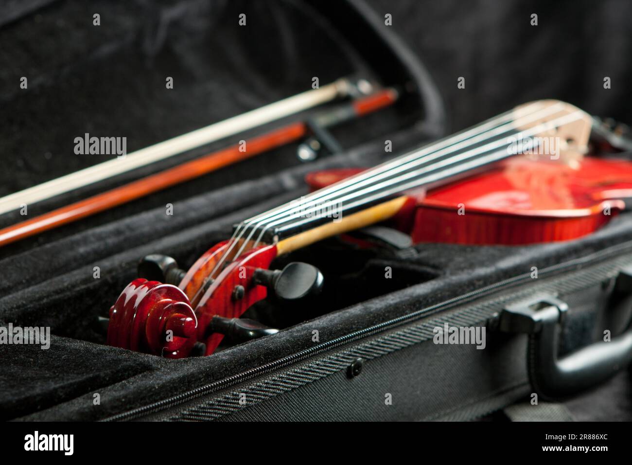 Violino e arco in cassa nera scura Foto Stock