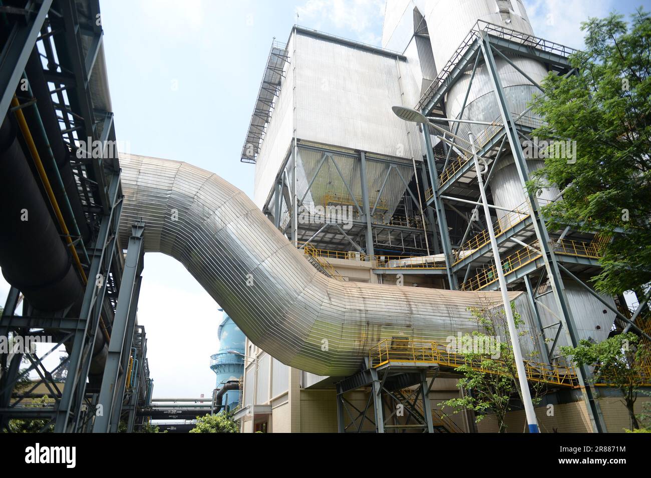 Zhangzhou. 19th giugno, 2023. Questa foto scattata il 19 giugno 2023 mostra una fabbrica di trattamento dei gas di scarico di un'impresa privata a Zhangzhou, nella provincia Fujian del sud-est della Cina. Il governo locale di Zhangzhou si è sforzato di creare un ambiente imprenditoriale favorevole, e ha rilasciato una serie di politiche preferenziali per il settore privato. Nel 2022, il valore della produzione delle imprese industriali private sopra le dimensioni designate ha raggiunto 546,12 miliardi di yuan (circa 76,26 miliardi di dollari USA), un aumento del 11,8% rispetto allo scorso anno. Credit: Liu Yongzhen/Xinhua/Alamy Live News Foto Stock