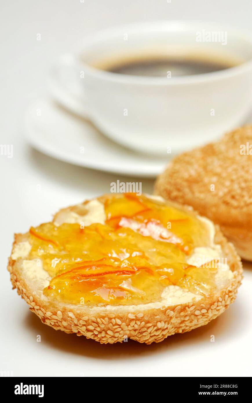 Marmellata d'arancia amara su rotolo di sesamo, rotolo di pane, marmellata, marmellata, marmellata, marmellata d'arancia, rotolo di sesamo Foto Stock