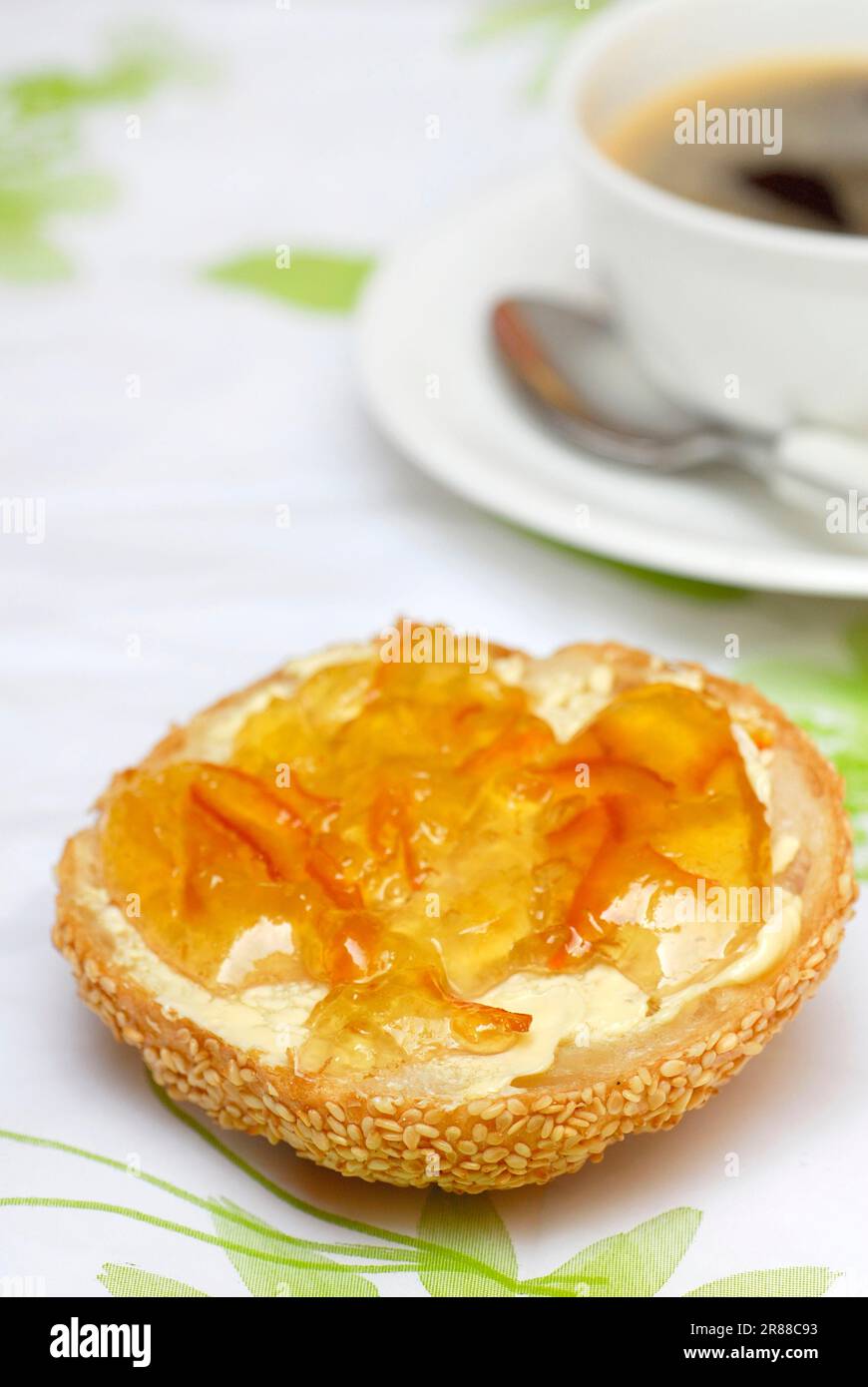 Marmellata d'arancia amara su rotolo di sesamo, rotolo di pane, marmellata, marmellata, marmellata, marmellata d'arancia, rotolo di sesamo Foto Stock