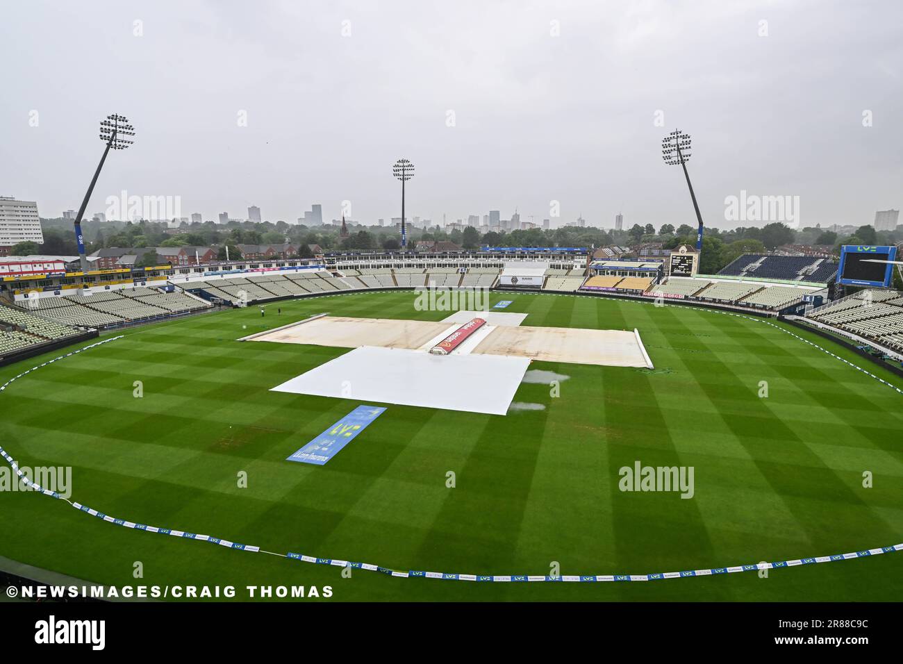 Una visione generale di Edgbaston come forti cadute di pioggia e pozze d'acqua sul bordo delle coperture davanti al LV= assicurazione Ashes primo Test Series Day 5 Inghilterra contro Australia a Edgbaston, Birmingham, Regno Unito, 20th Giugno 2023 (Foto di Craig Thomas/News Images) in , il 6/20/2023. (Foto di Craig Thomas/News Images/Sipa USA) Foto Stock