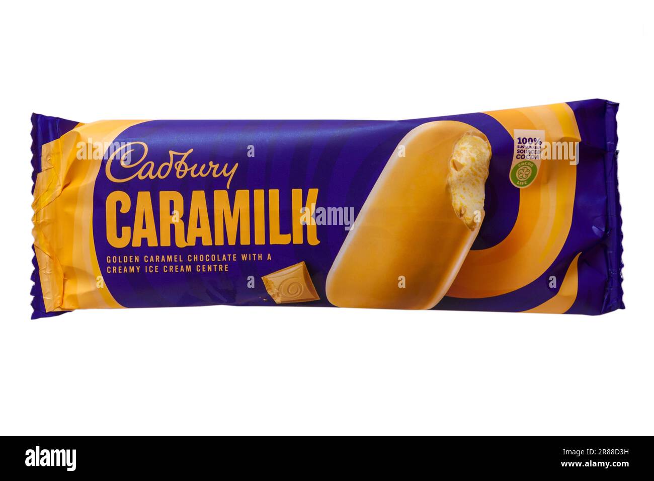 Gelato alla crema Cadbury Caramilk isolato su fondo bianco - cioccolato al caramello dorato con un centro gelato cremoso Foto Stock