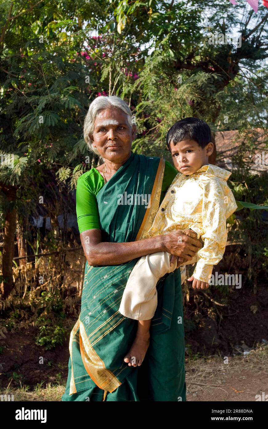 Nonna che tiene il nipote nella sua anca, Tamil Nadu, India Foto Stock