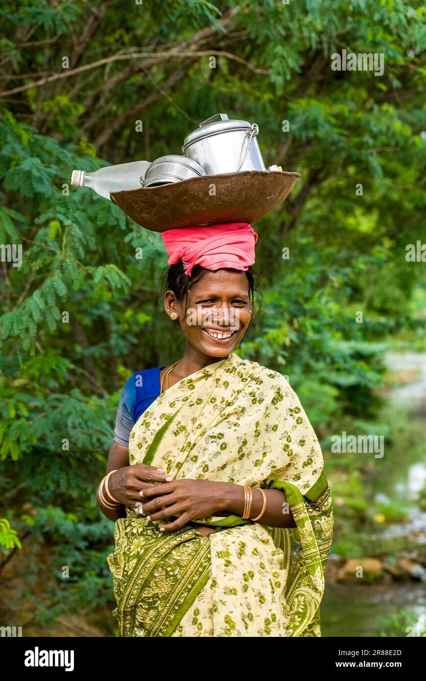 Una donna del villaggio con un sorriso sulla strada del lavoro, Tamil Nadu, India del Sud, India, Asia Foto Stock
