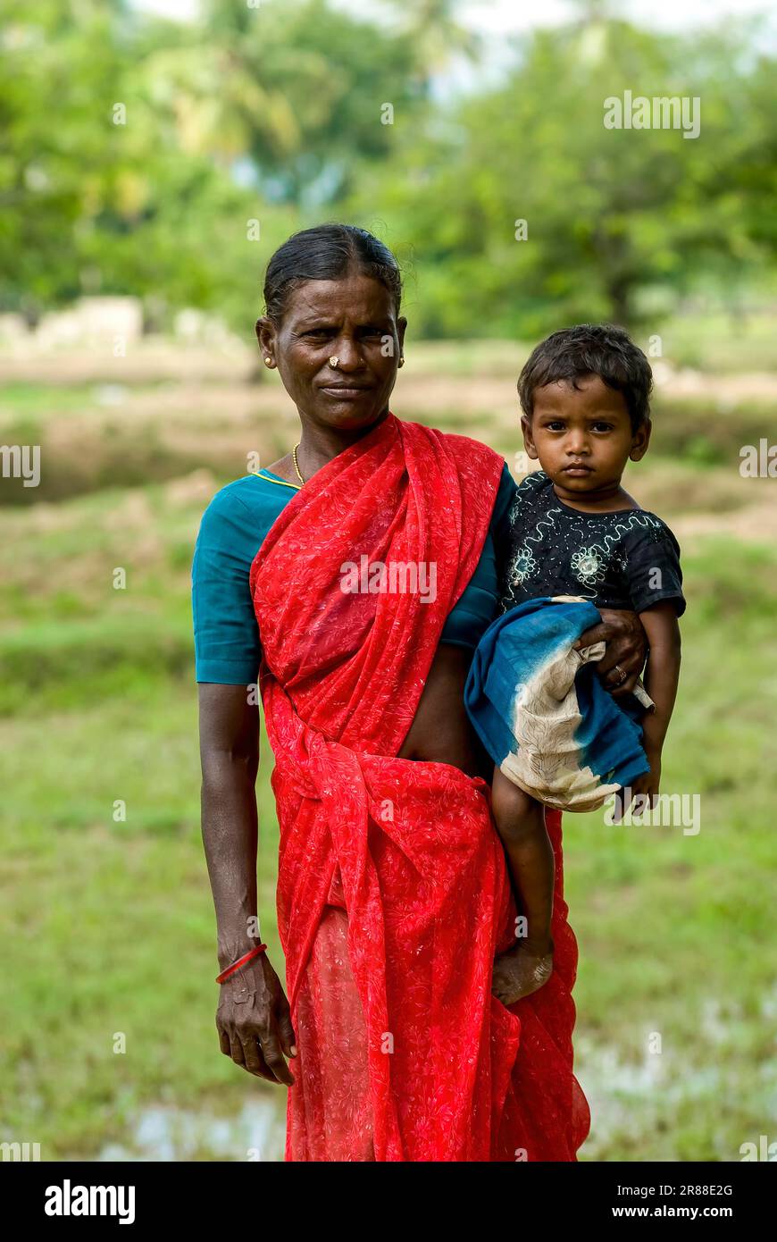 Una donna del villaggio che tiene la figlia sull'anca, Tamil Nadu, India del Sud, India, Asia Foto Stock