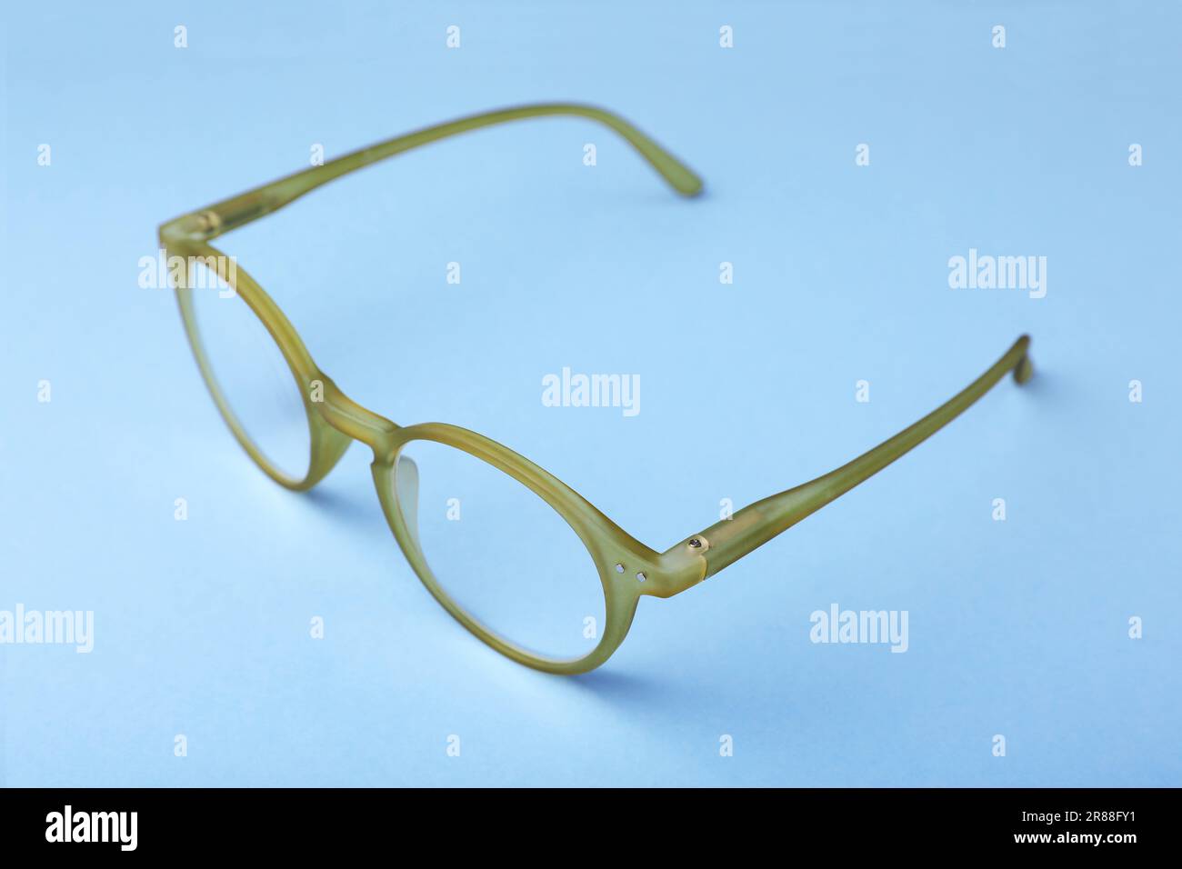 Occhiali con lenti correttive su sfondo azzurro Foto Stock