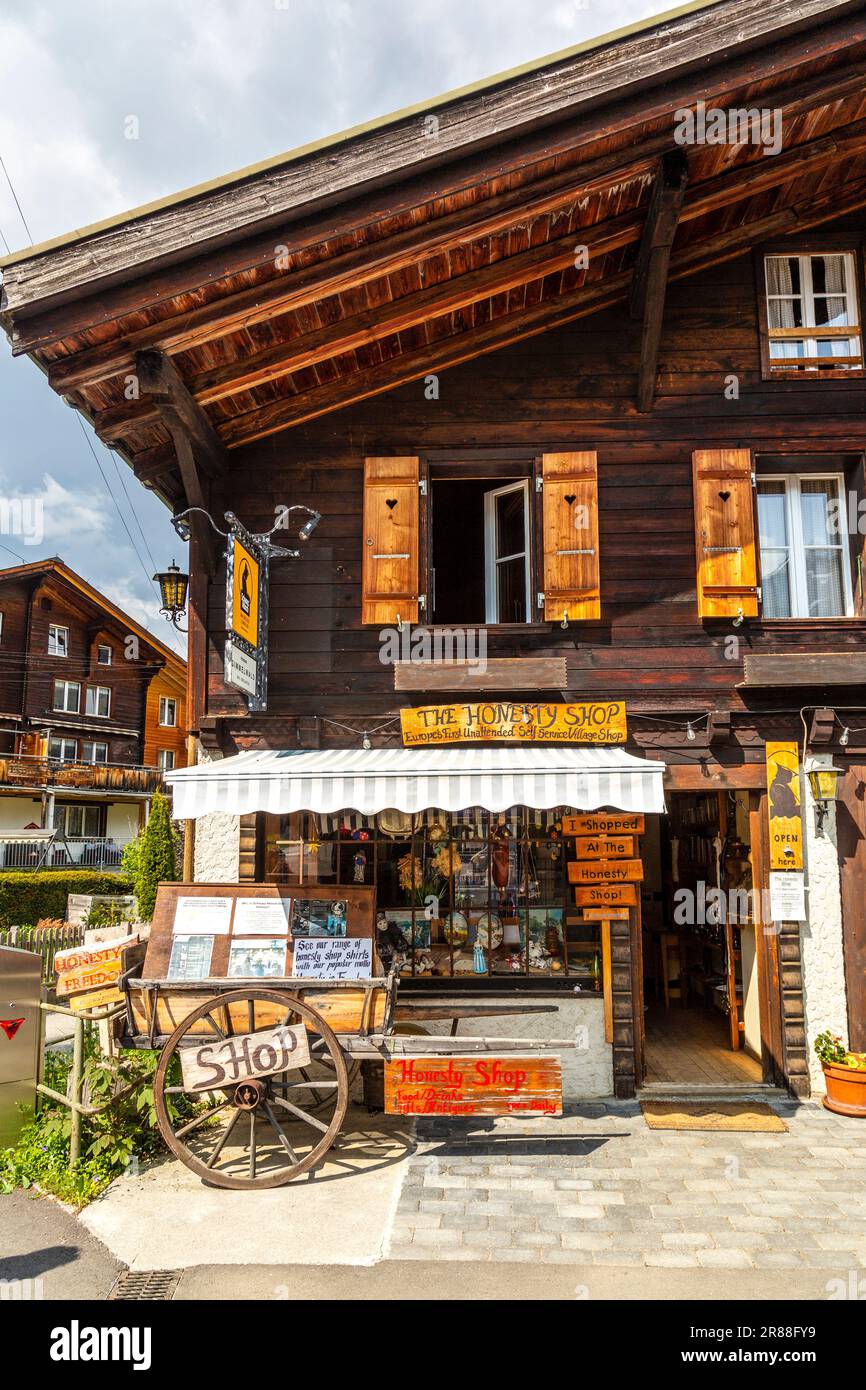 The Honesty Shop - negozio incustodito dove si paga in una scatola di onestà, Gimmelwald, Svizzera Foto Stock