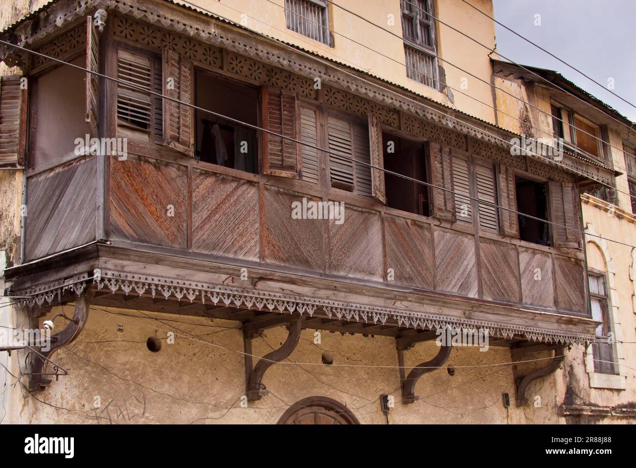 Veranda in legno, centro storico, Mombasa, Kenya Foto Stock
