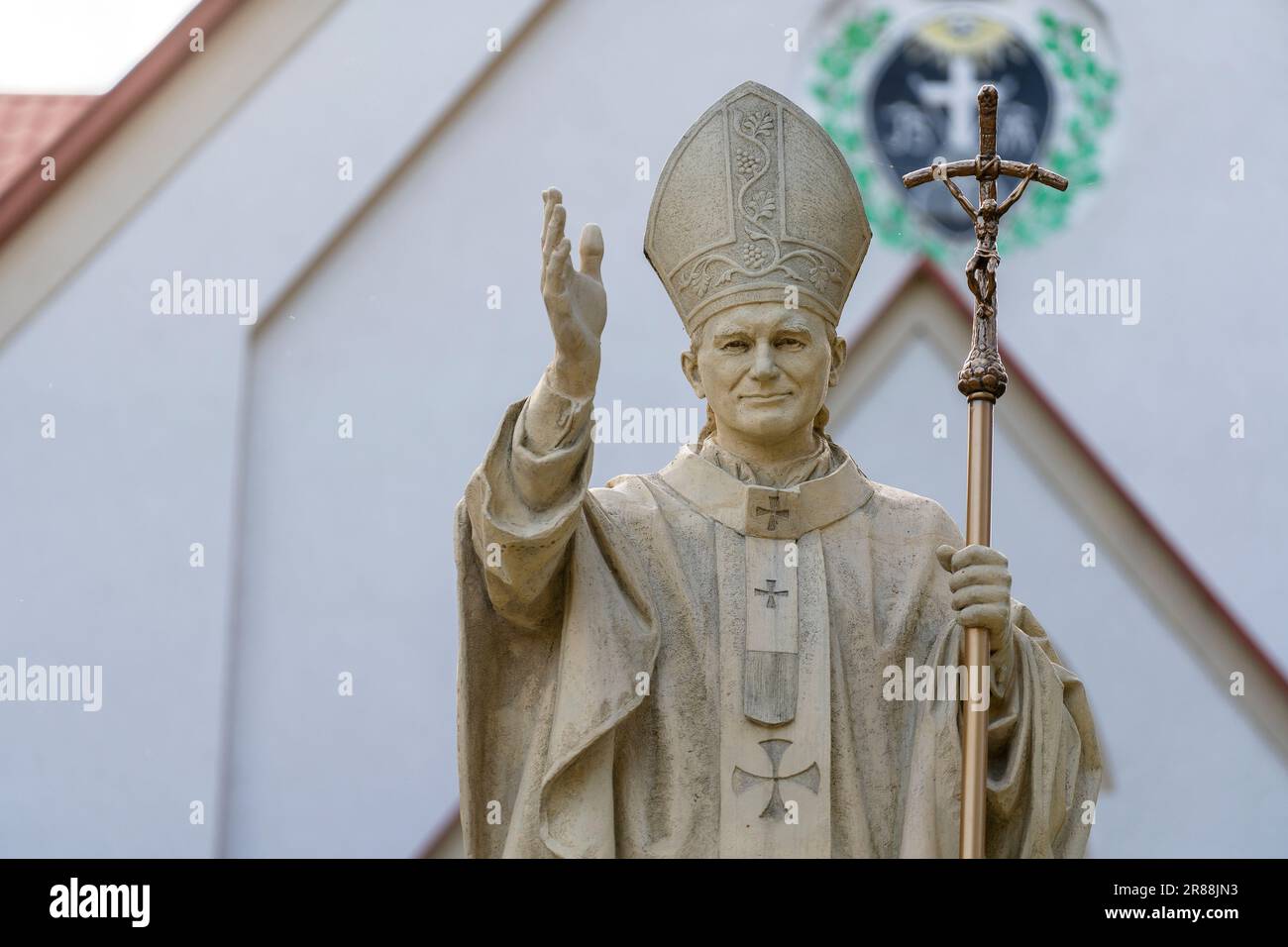 Monumento a Papa Jan Pawel II vicino alla Chiesa cattolica sulla strada della città di Truskavets, Ucraina, primo piano. Papa Giovanni Paolo II statua Foto Stock