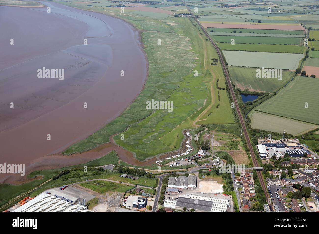 Vista aerea dall'alto sopra il Brough Haven View Point guardando ad ovest attraverso le paludi sul lato nord dell'Humber Bear Brough, East Yorkshire Foto Stock