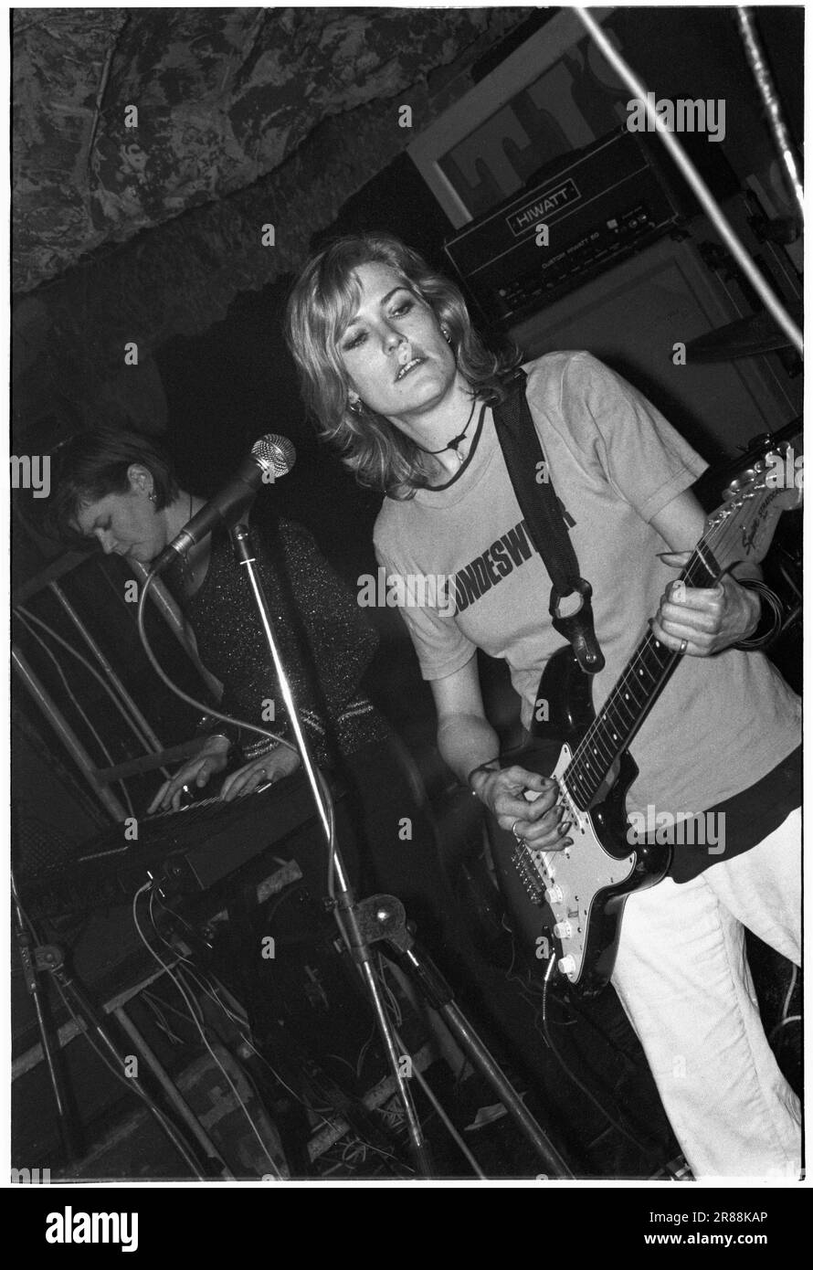 CATATONIA, CONCERTO MOLTO PRECOCE, 1994: La cantautrice Cerys Matthews dei Catatonia suona un concerto molto precoce con il loro primo EP Crai 'for Tinkerbell' la loro e originale formazione al TJ's di Newport, Galles, Regno Unito il 27 gennaio 1994. Foto: Rob Watkins. INFO: I Catatonia, una band di alternative rock gallese negli anni '90, guidata da Cerys Matthews, hanno guadagnato fama con successi come "Mulder and Scully" e "Road Rage". Il loro suono eclettico, che fonde pop, rock e folk, consolidò il loro posto nell'era Britpop, mostrando la voce distintiva di Matthews. Foto Stock
