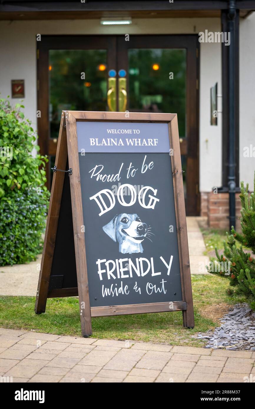 Un cartello all'esterno di un pub dove sono ammessi i cani. Foto Stock