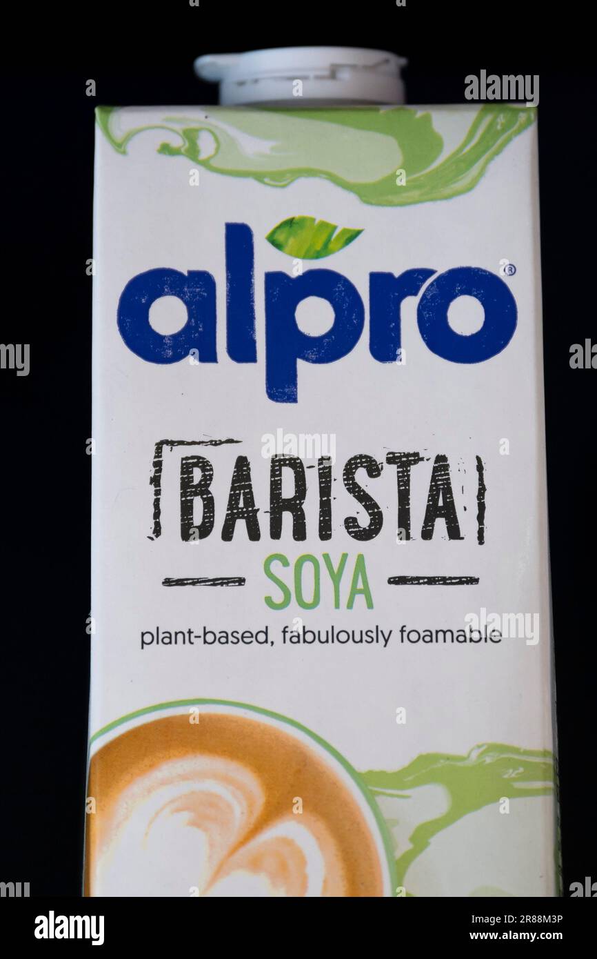 Latte di soia Alpro in vendita in un supermercato. Foto Stock