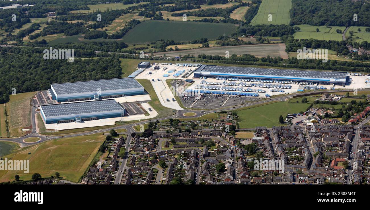 Vista aerea del centro di distribuzione Evri e due nuovi magazzini vicino a Barnsley, allo svincolo 36 dell'autostrada M1 Foto Stock