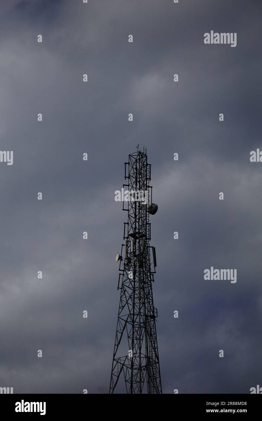 Un internet, un cellulare o una torre elettrica in piedi in una giornata nuvolosa Foto Stock