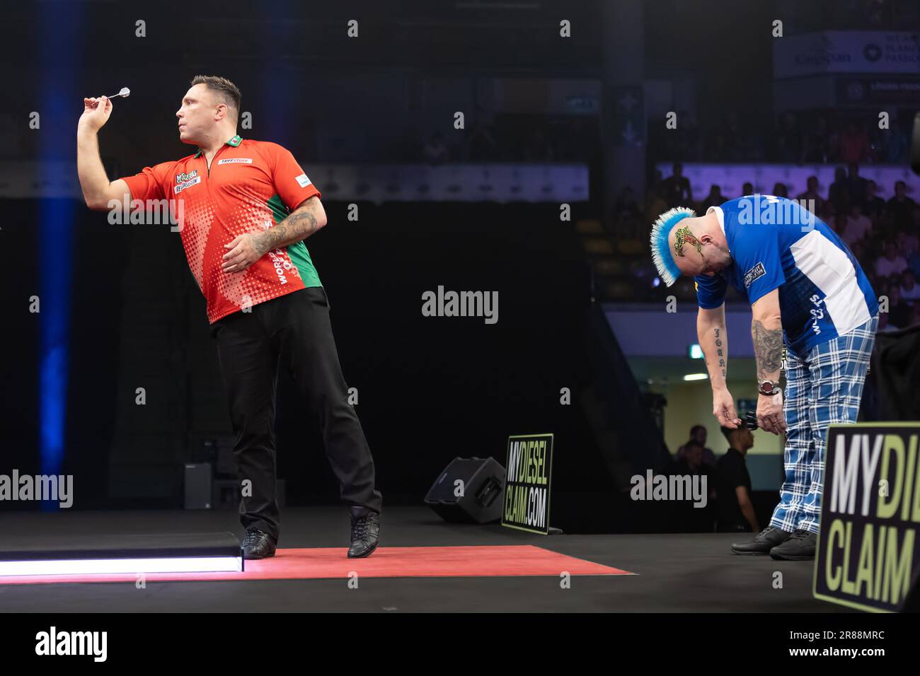 18 giugno 2023, Hesse, Francoforte sul meno: Freccette: World Team Championship, finale: Gerwyn Price (Galles) tira, sulla destra Peter Wright (Scozia). Foto: Jürgen Kessler/dpa Foto Stock