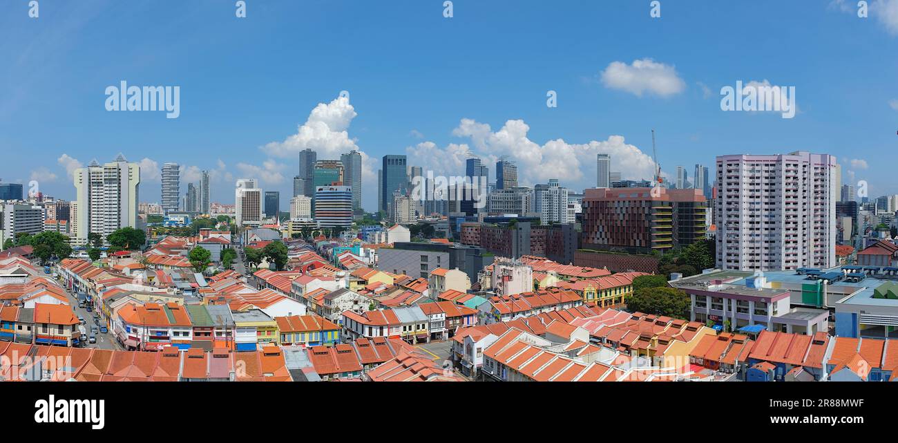 Panorama della città di Singapore con bassi negozi del quartiere di conservazione di Little India in primo piano e CBD nel sud, sullo sfondo Foto Stock