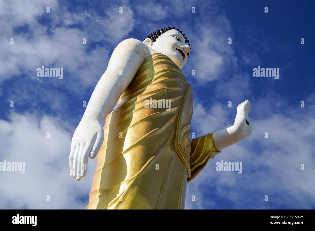 Buddha in piedi a Wat Phra That Doi Kham, il Tempio Lucky a Chiang mai, Thailandia. Foto Stock