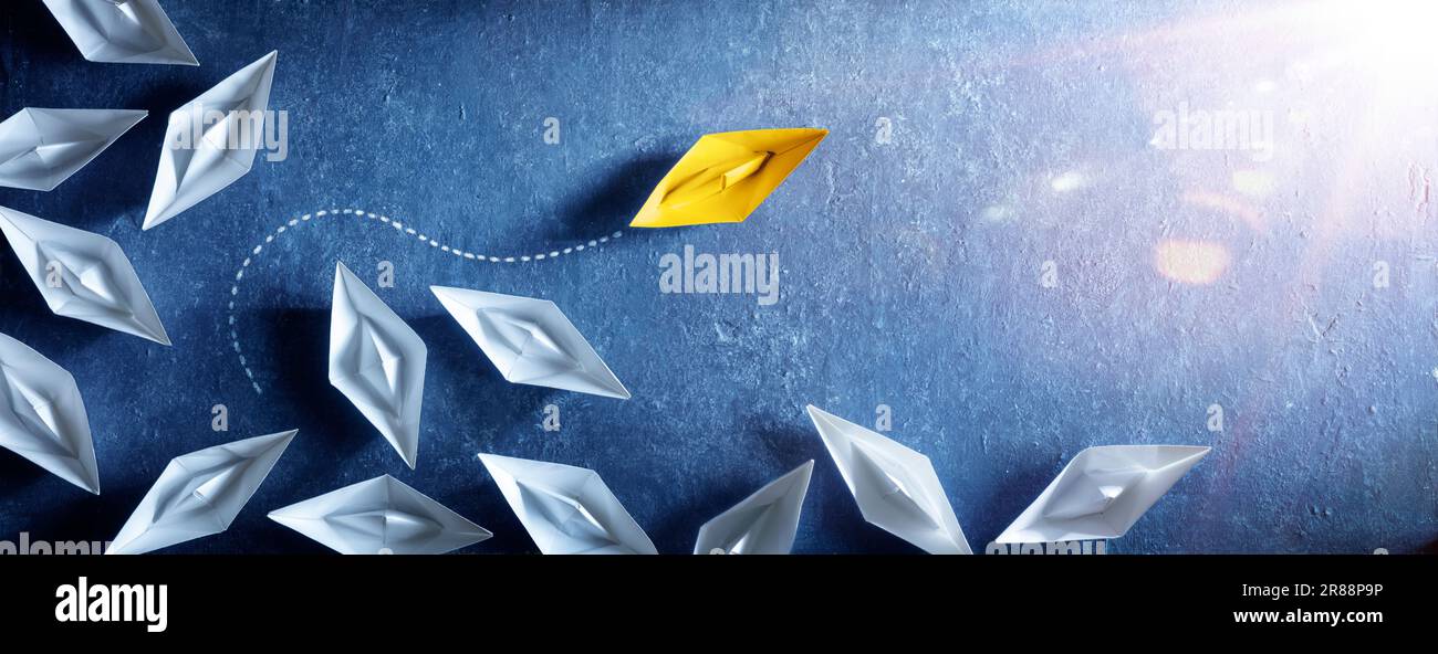 Yellow Paper Boat Change Direction - Leadership Vision and Opportunity - Sailing Against the Tide Foto Stock