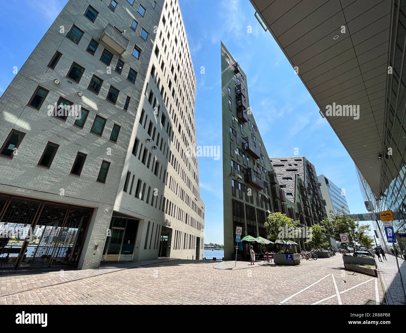 Amsterdam, Paesi Bassi. Giugno 17, 2023. Architettura moderna all'IJdock di Amsterdam. Foto di alta qualità Foto Stock