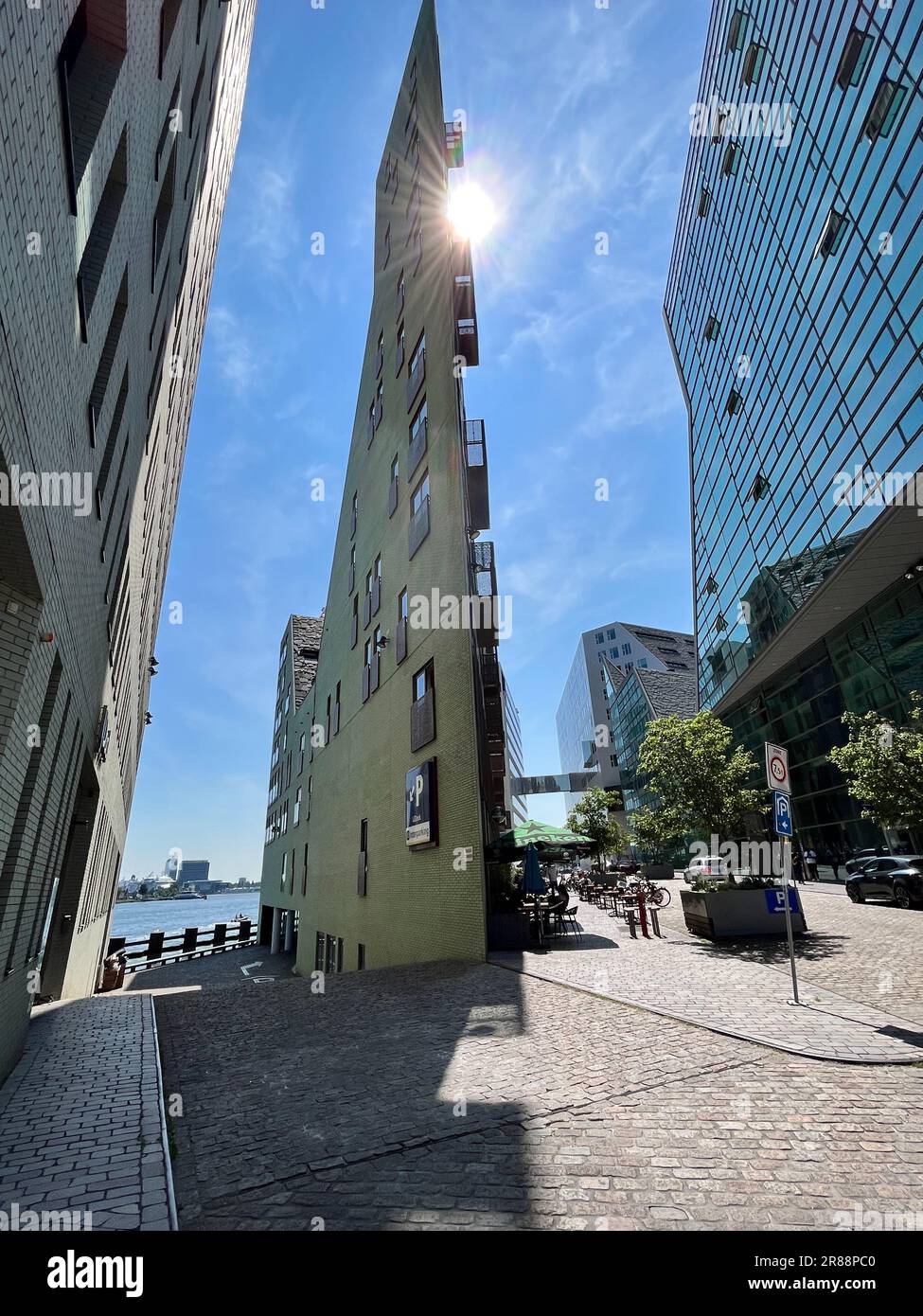 Amsterdam, Paesi Bassi. Giugno 17, 2023. Architettura moderna all'IJdock di Amsterdam. Foto di alta qualità Foto Stock