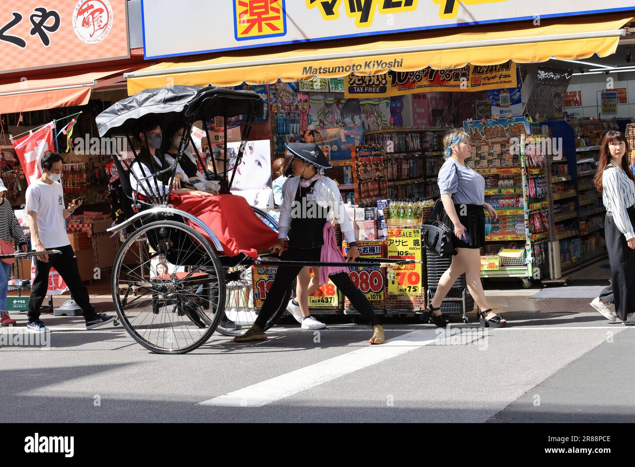 Tokyo - 4 maggio 2023: Un abito da uomo non identificato in stile edo con risciò attende il passeggero. Uber Rickshaw viene lanciato ad Asakusa dal 2023 Foto Stock