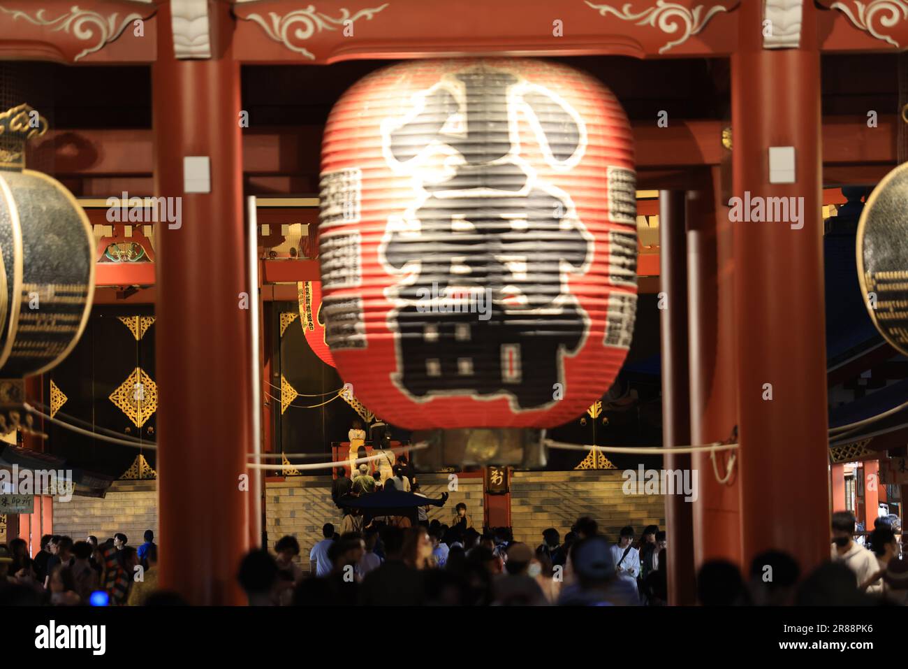 Tokyo - 4 maggio 2023: Esterno del Tempio Sensoji. E' popolare sia tra la gente del posto che tra i turisti in quanto ha avuto inizio sin dal periodo Edo. Foto Stock