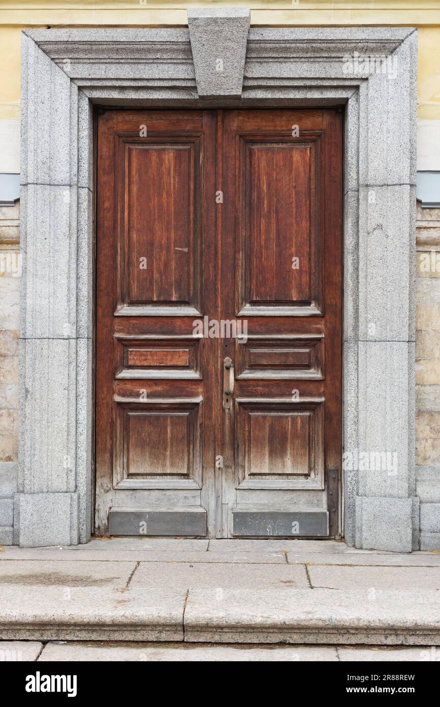 Chiusa antica porta in legno con decorazioni in granito della Cattedrale nel territorio della fortezza di Pietro e Paolo, San Pietroburgo, Russia Foto Stock