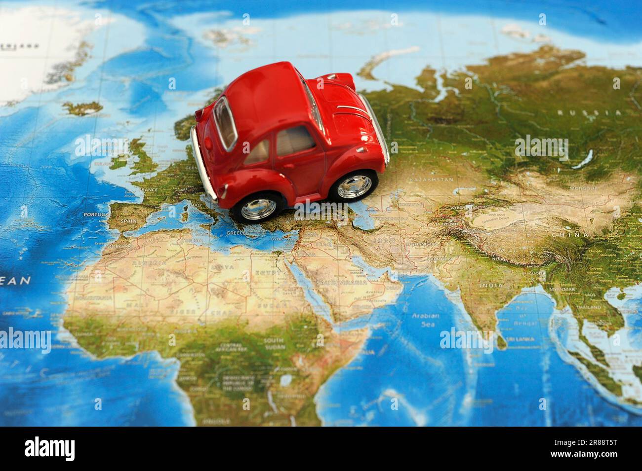 Auto giocattolo rossa su una mappa, concetto per viaggiare in Estremo Oriente e continente asiatico Foto Stock