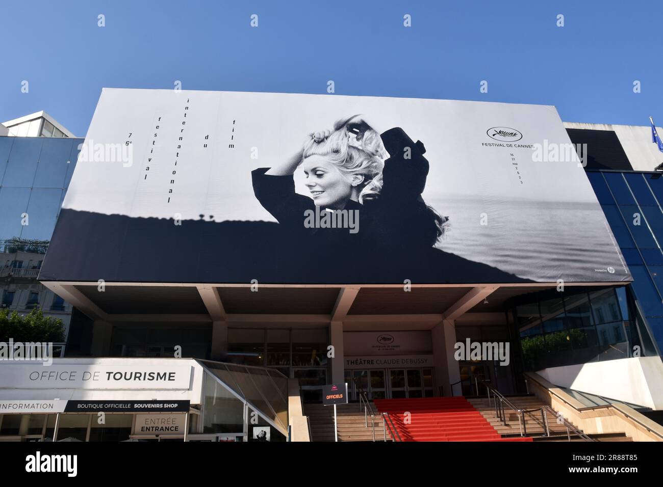 Francia, Côte azzurra, Cannes, il manifesto ufficiale del 76° festival internazionale del cinema, quest'anno l'attrice francese scelta è Catherine Deneuve. Foto Stock