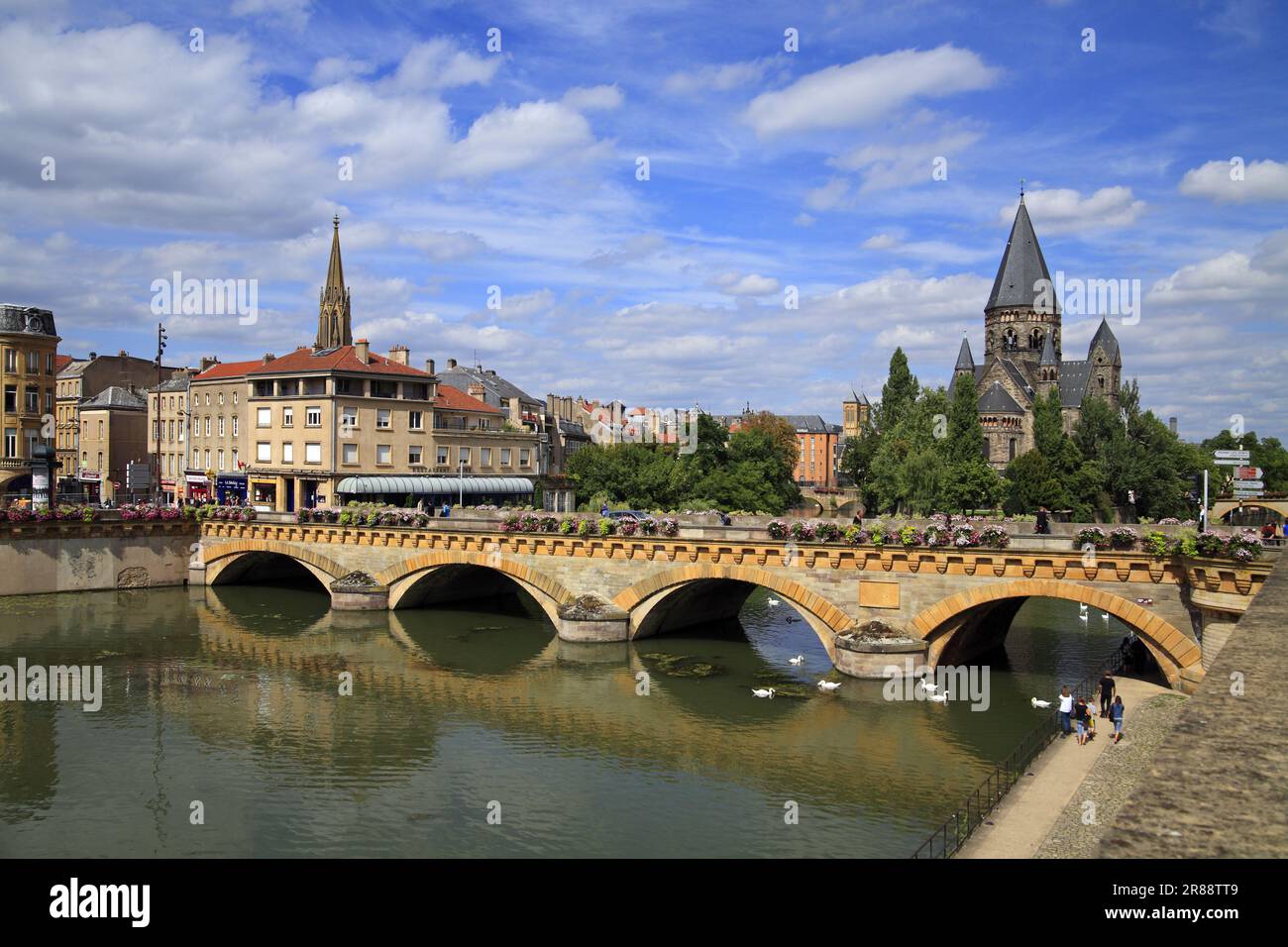 Il Ponte di mezzo sulla Mosella e il Tempio Neuf. Metz. Lorraine, Francia Foto Stock