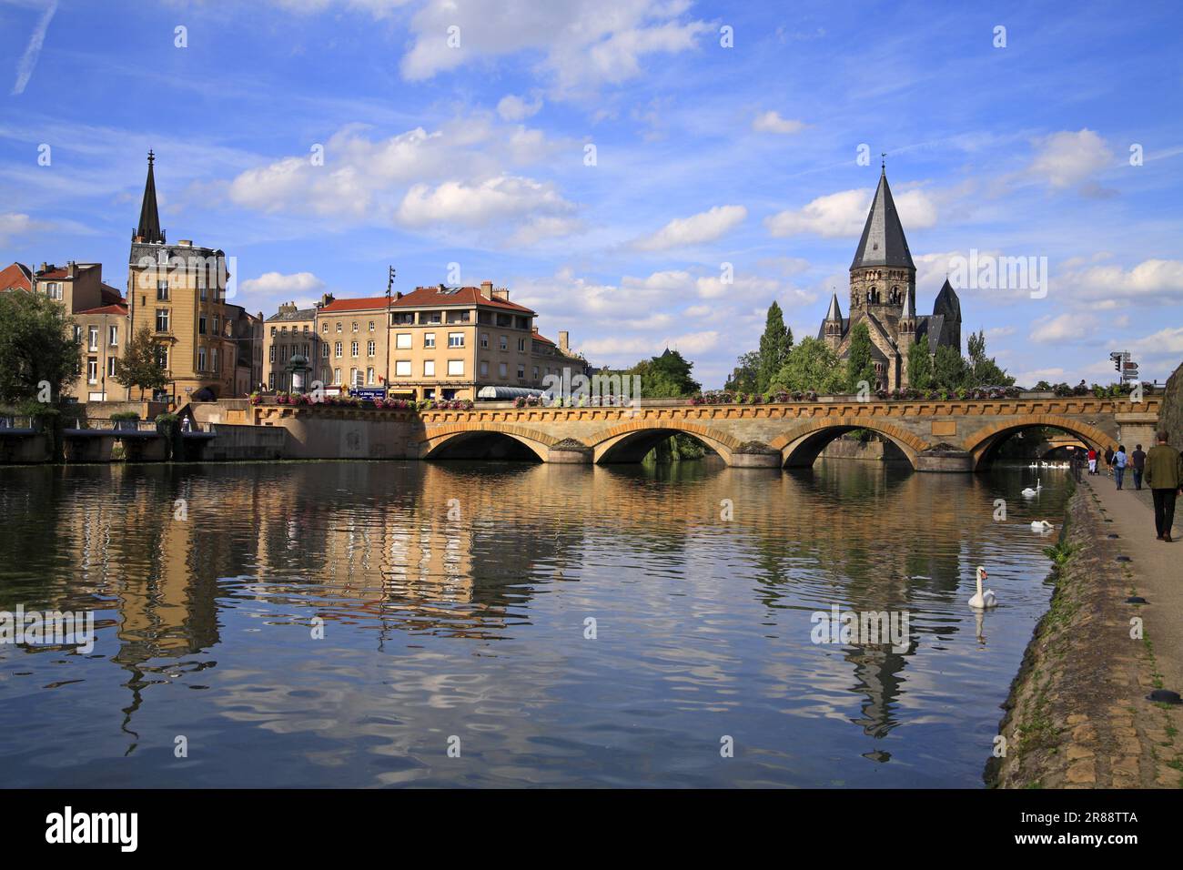 Il Ponte di mezzo sulla Mosella e il Tempio Neuf. Metz. Lorraine, Francia Foto Stock