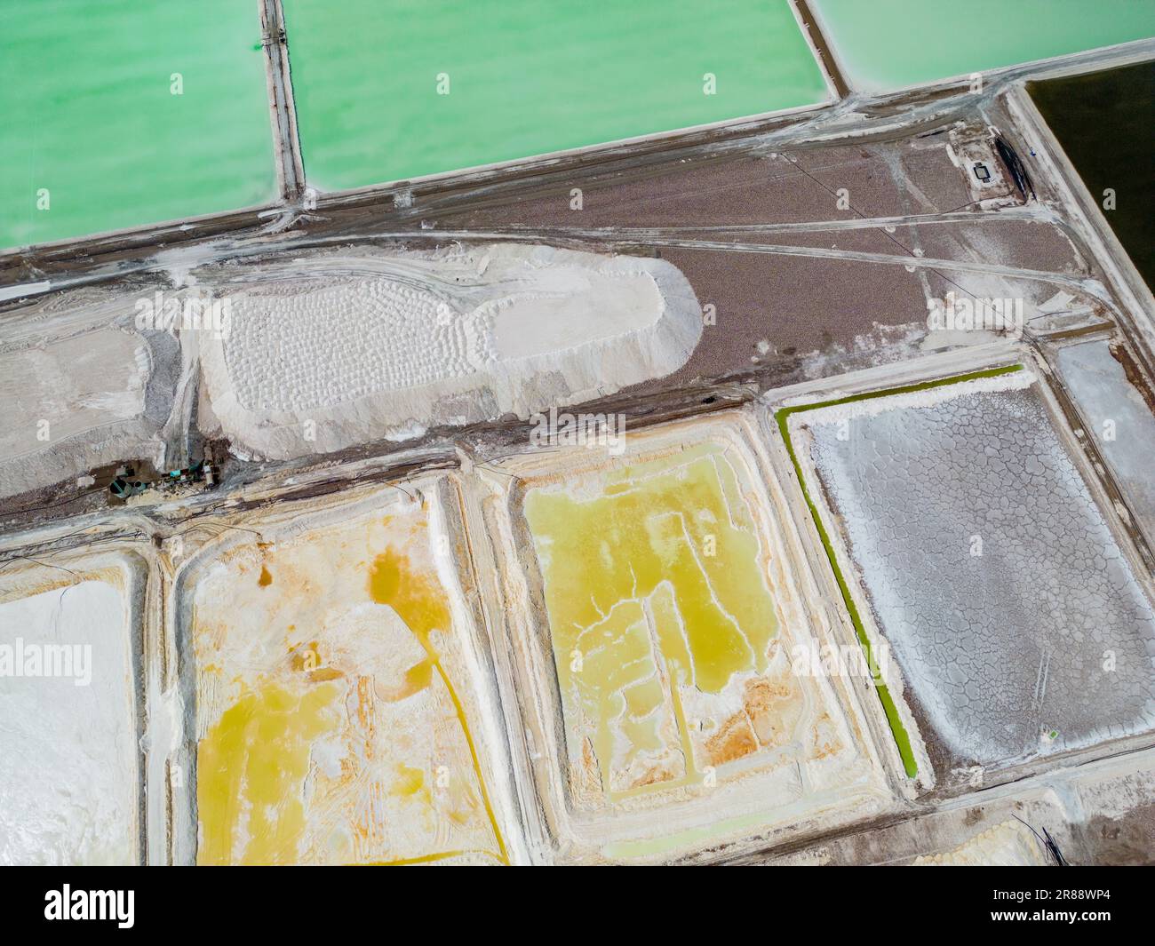 Campi di litio nel deserto di Atacama in Cile, Sud America - un paesaggio surreale dove nascono le batterie - da vicino Foto Stock