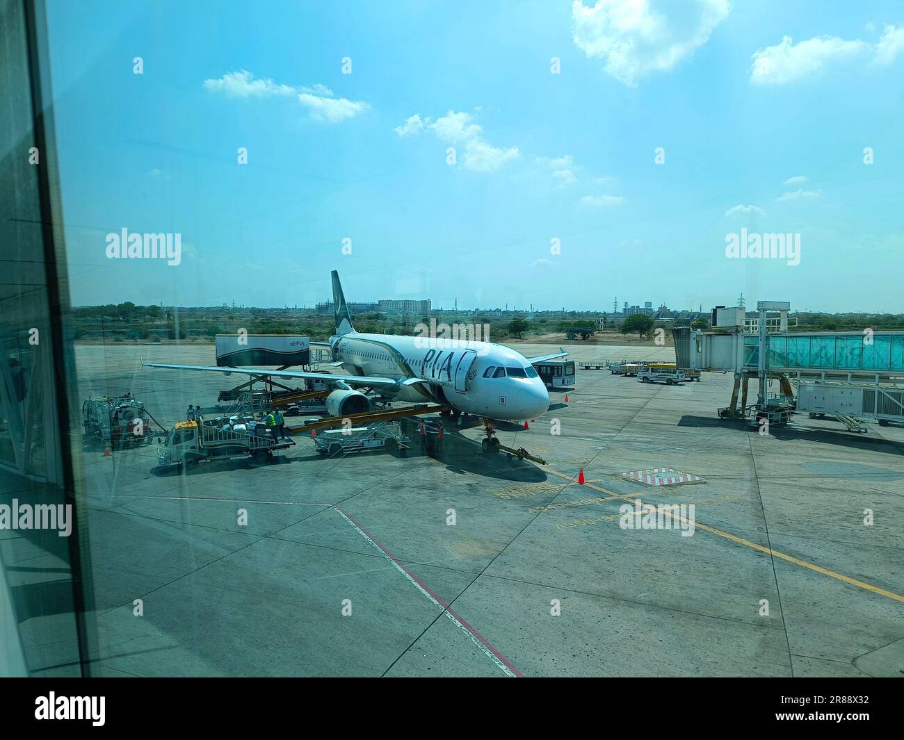 Pakistan International Airline al terminal dell'aeroporto internazionale di Karachi pronto per il decollo Foto Stock