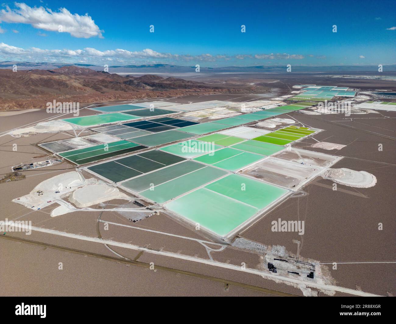 Campi di litio nel deserto di Atacama in Cile, Sud America: Un paesaggio surreale dove nascono le batterie Foto Stock