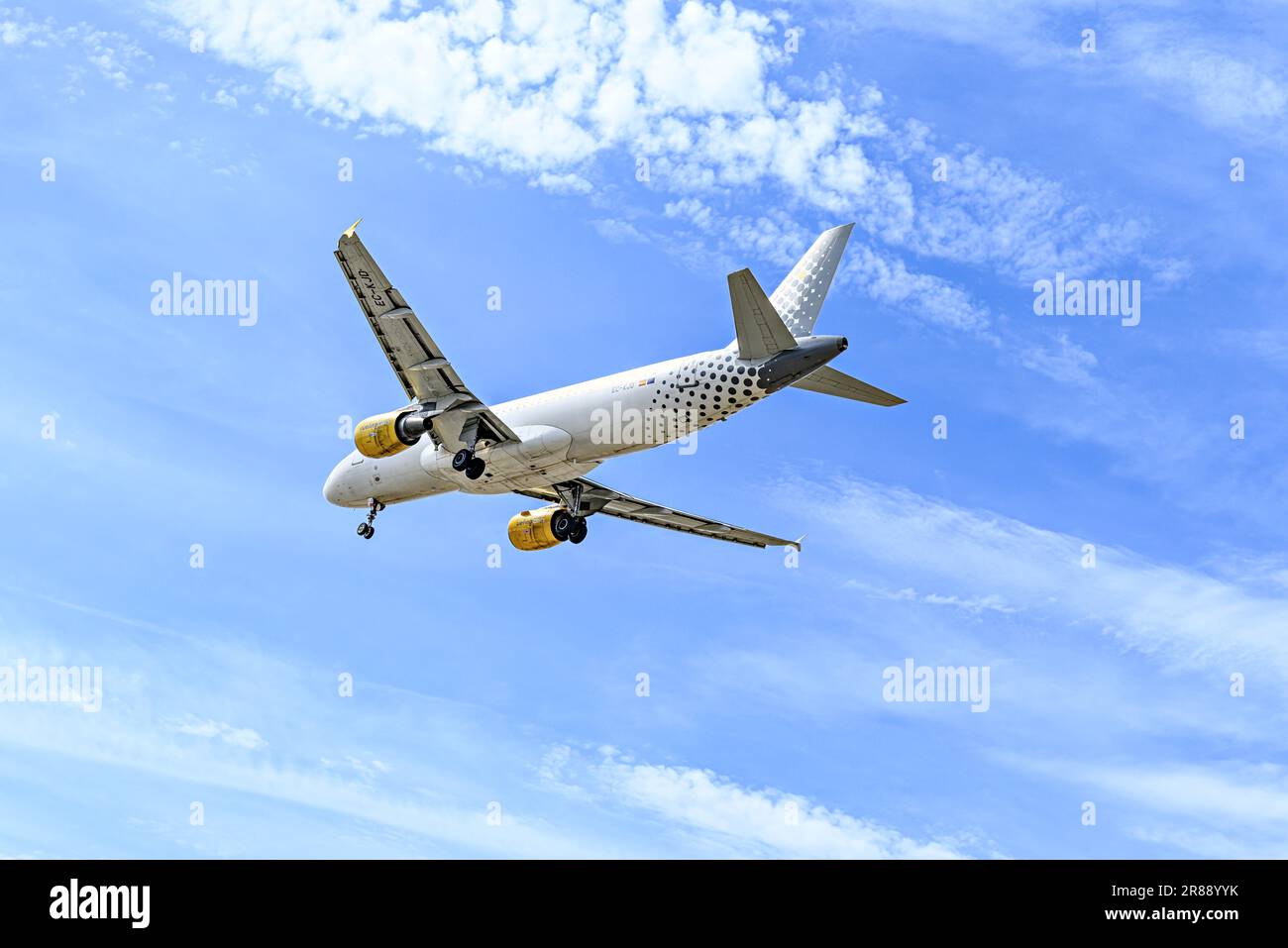 Barcellona, ​​Spain; 10 aprile 2023: Aereo Vueling Airbus A320, atterraggio all'aeroporto Josep Tarradellas di Barcellona-El Prat Foto Stock