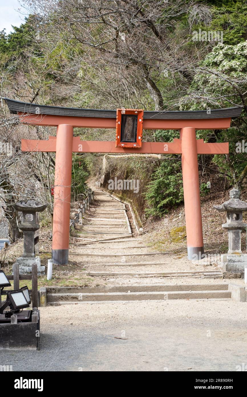 Torii accanto alla porta Daimon, Koyasan, Giappone. Foto Stock