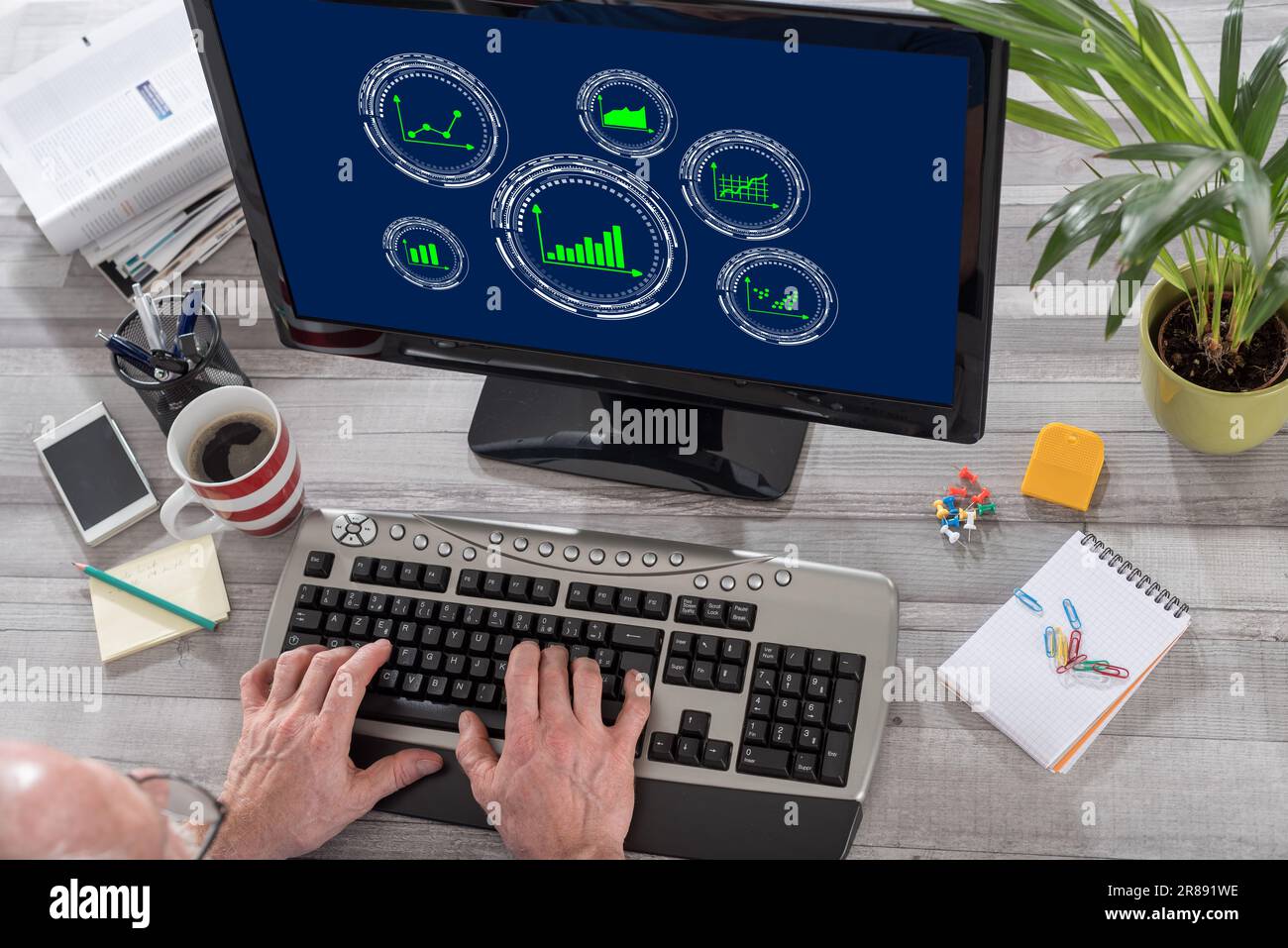 Uomo che utilizza un computer con concetto di analisi grafica sullo schermo Foto Stock