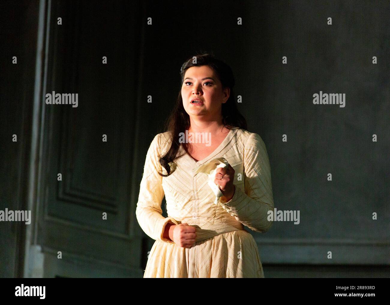 Aigul Akhmetshina (Charlotte) a WERTHER di Jules Massenet al Royal Opera House, Covent Garden, Londra WC2 20 giugno 2023. Dopo il romanzo di Goethe direttore: Antonio Pappano scenografia e illuminazione: Charles Edwards Costumi: Christian Gasc regista originale: Benoit Jacquot revival director Genevieve Dufour Foto Stock