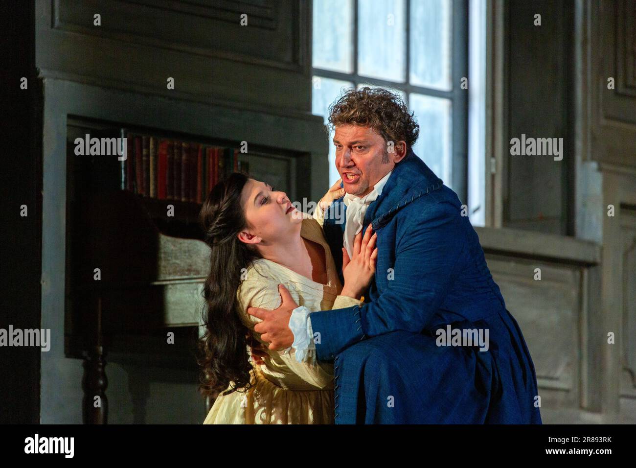 Aigul Akhmetshina (Charlotte), Jonas Kaufmann (Werther) a WERTHER di Jules Massenet al Royal Opera House, Covent Garden, Londra WC2 20 giugno 2023. Dopo il romanzo di Goethe direttore: Antonio Pappano scenografia e illuminazione: Charles Edwards Costumi: Christian Gasc regista originale: Benoit Jacquot revival director Genevieve Dufour Foto Stock