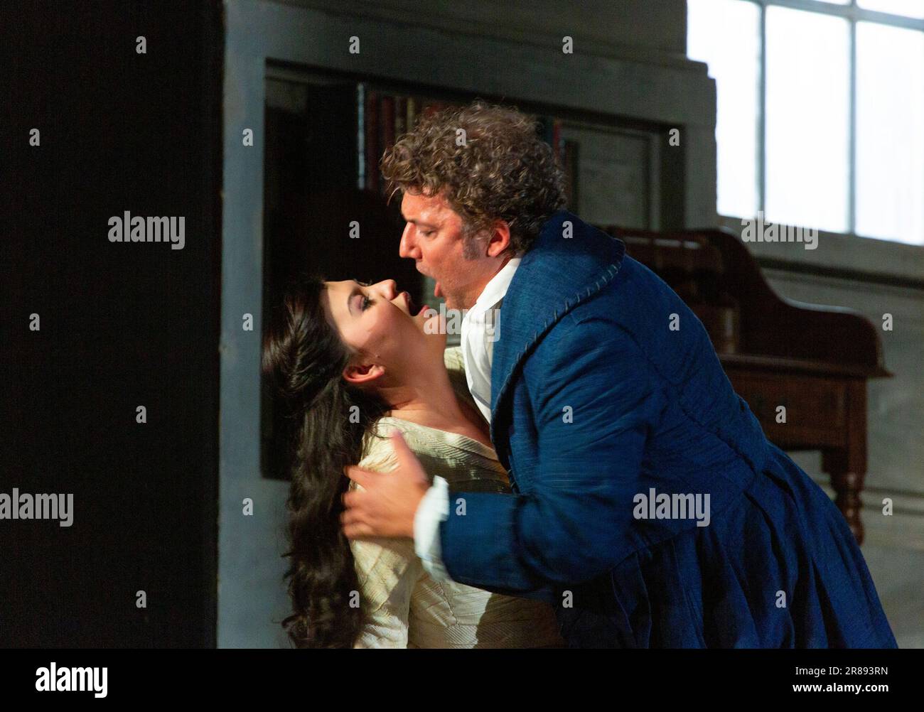 Aigul Akhmetshina (Charlotte), Jonas Kaufmann (Werther) a WERTHER di Jules Massenet al Royal Opera House, Covent Garden, Londra WC2 20 giugno 2023. Dopo il romanzo di Goethe direttore: Antonio Pappano scenografia e illuminazione: Charles Edwards Costumi: Christian Gasc regista originale: Benoit Jacquot revival director Genevieve Dufour Foto Stock